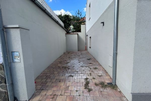 Pronájem garáže 28 m², Elišky Přemyslovny, Praha Pronájem garáže 28 m², Elišky Přemyslovny, Praha