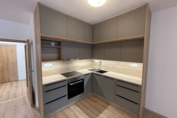 Pronájem bytu 2+kk 65 m², U Sportovní školy, Pardubice Pronájem bytu 2+kk 65 m², U Sportovní školy, Pardubice
