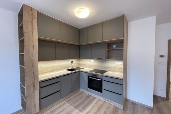Pronájem bytu 2+kk 59 m², U Sportovní školy, Pardubice Pronájem bytu 2+kk 59 m², U Sportovní školy, Pardubice