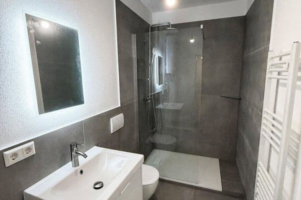 Pronájem bytu 1+1 32 m², Stuttgart Pronájem bytu 1+1 32 m², Stuttgart