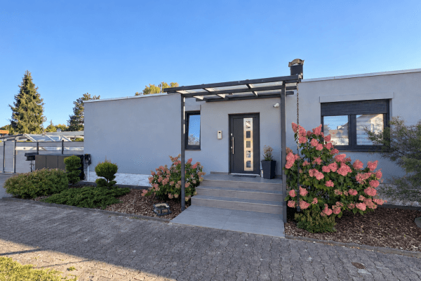 Prodej domu 290 m², pozemek 599 m², Kontakt: Lisa Tel.: 017670904071, Königsbrunn Prodej domu 290 m², pozemek 599 m², Kontakt: Lisa Tel.: 017670904071, Königsbrunn