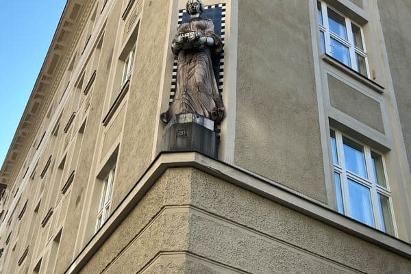 Pronájem bytu 3+1 100 m², U Starého hřbitova, Praha Pronájem bytu 3+1 100 m², U Starého hřbitova, Praha