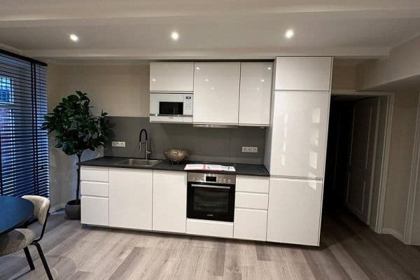Pronájem bytu 3+1 89 m², Moritzstraße 68, Wiesbaden, Hessen Pronájem bytu 3+1 89 m², Moritzstraße 68, Wiesbaden, Hessen