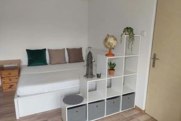 Pronájem bytu 1+1 34 m², Kozmonautov, Svätý Jur Pronájem bytu 1+1 34 m², Kozmonautov, Svätý Jur