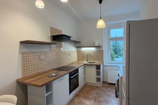 Pronájem bytu 1+1 30 m², Halenkovská, Praha Pronájem bytu 1+1 30 m², Halenkovská, Praha