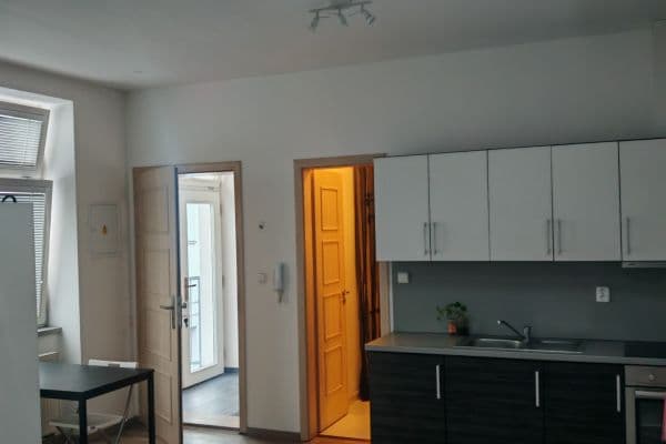 Pronájem bytu 1+kk 35 m², Roháčova, Praha Pronájem bytu 1+kk 35 m², Roháčova, Praha