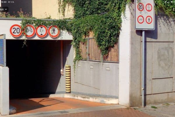 Pronájem garáže 16 m², Varhulíkové, Praha Pronájem garáže 16 m², Varhulíkové, Praha