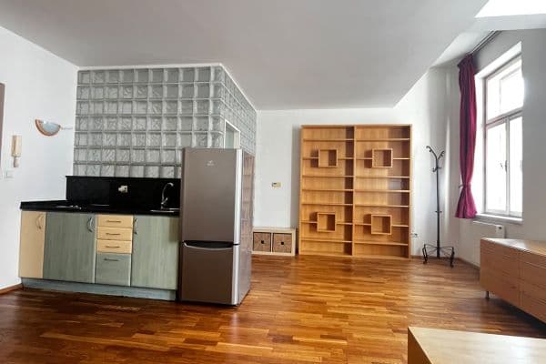 Pronájem bytu 1+kk 35 m², Bělehradská, Praha Pronájem bytu 1+kk 35 m², Bělehradská, Praha