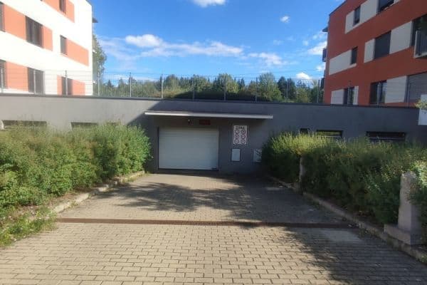 Pronájem garáže 13 m², Loosova, Praha 11 Pronájem garáže 13 m², Loosova, Praha 11