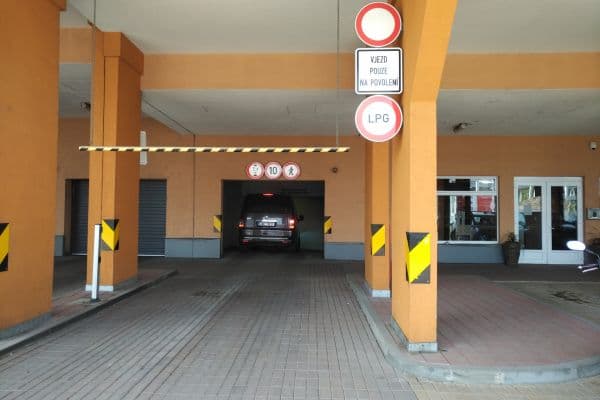 Pronájem garáže 12 m², Poděbradská, Praha 9 Pronájem garáže 12 m², Poděbradská, Praha 9