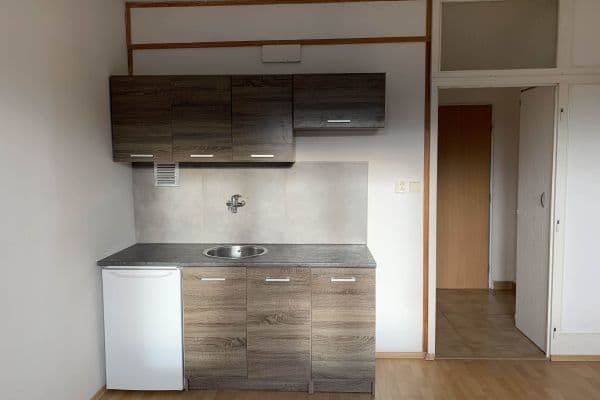 Pronájem bytu Garsoniéra 20 m², Lomená, Karlovy Vary Pronájem bytu Garsoniéra 20 m², Lomená, Karlovy Vary