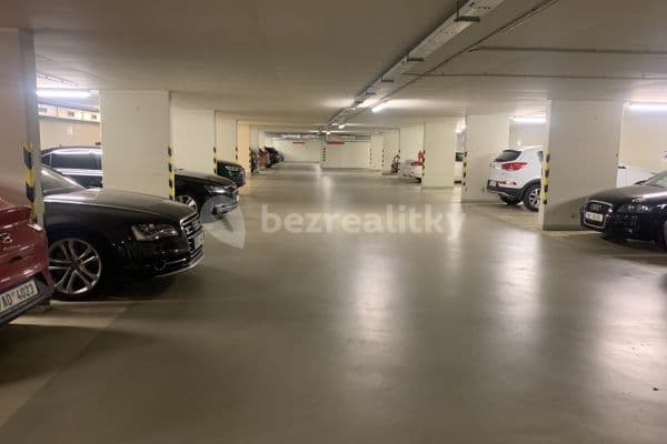 Pronájem garáže 13 m², Jeseniova, Praha Pronájem garáže 13 m², Jeseniova, Praha
