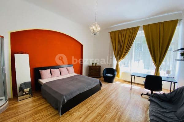 Pronájem bytu 3+1 105 m², Pernerova, Praha, Praha