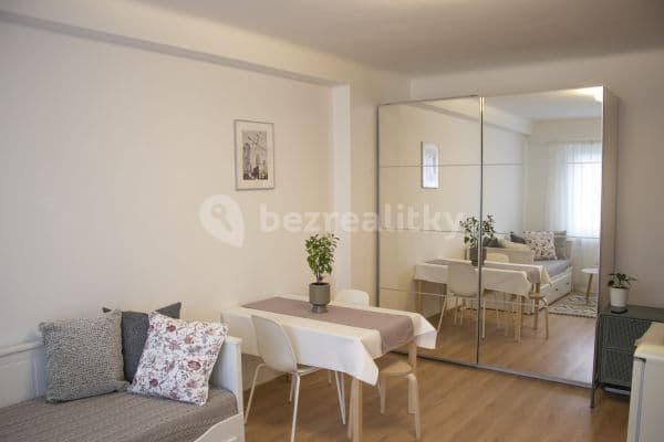 Pronájem bytu 2+1 40 m², Trenčianska, Ružinov, Bratislavský kraj