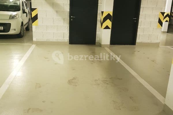 Pronájem garáže 13 m², Nad Úžlabinou, Praha Pronájem garáže 13 m², Nad Úžlabinou, Praha
