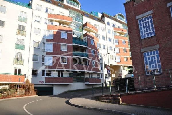 Pronájem garáže 10 m², Pod Parukářkou, Praha Pronájem garáže 10 m², Pod Parukářkou, Praha