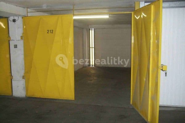 Pronájem garáže 20 m², U Slovanky, Hlavní město Praha Pronájem garáže 20 m², U Slovanky, Hlavní město Praha