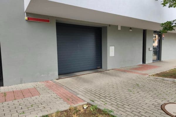 Pronájem garáže 8 m², Cukrova, Praha Pronájem garáže 8 m², Cukrova, Praha