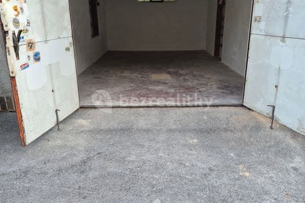 Pronájem garáže 19 m², U První baterie, Praha Pronájem garáže 19 m², U První baterie, Praha