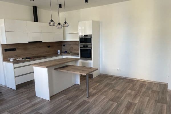 Pronájem bytu 2+kk 53 m², třída SNP, Hradec Králové Pronájem bytu 2+kk 53 m², třída SNP, Hradec Králové