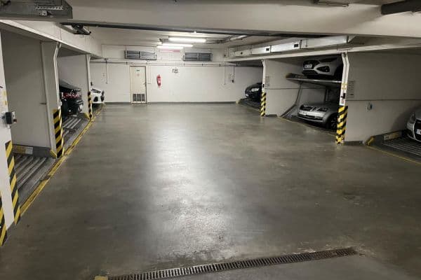 Pronájem garáže 14 m², Kašparovo náměstí, Praha Pronájem garáže 14 m², Kašparovo náměstí, Praha