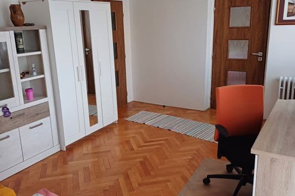 Pronájem bytu 3+1 20 m², Holčovická, Praha Pronájem bytu 3+1 20 m², Holčovická, Praha