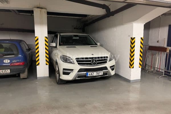 Pronájem garáže 16 m², Roháčova, Hlavní město Praha Pronájem garáže 16 m², Roháčova, Hlavní město Praha