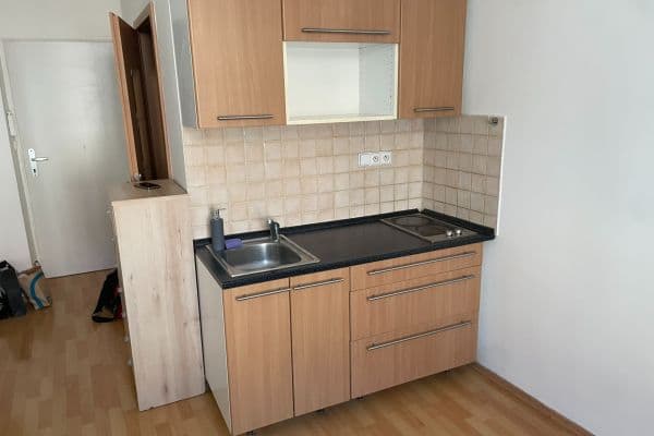 Pronájem bytu 1+kk 20 m², Holandská, Praha Pronájem bytu 1+kk 20 m², Holandská, Praha