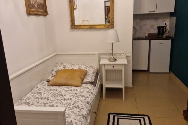 Pronájem bytu 1+kk 13 m², Husovo náměstí, Hostivice Pronájem bytu 1+kk 13 m², Husovo náměstí, Hostivice