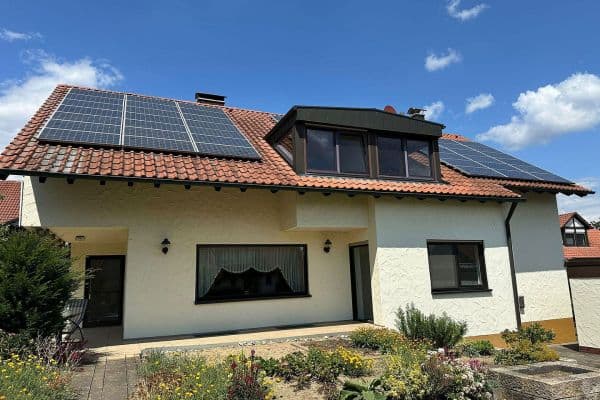 Prodej domu 230 m², pozemek 750 m², Ringstraße 32, Hüttisheim Prodej domu 230 m², pozemek 750 m², Ringstraße 32, Hüttisheim