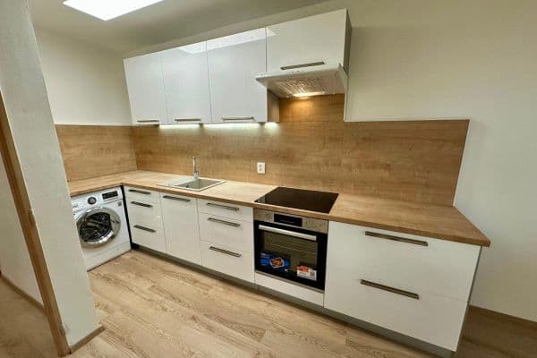 Pronájem bytu 3+kk 55 m², Pouchovská, Hradec Králové Pronájem bytu 3+kk 55 m², Pouchovská, Hradec Králové