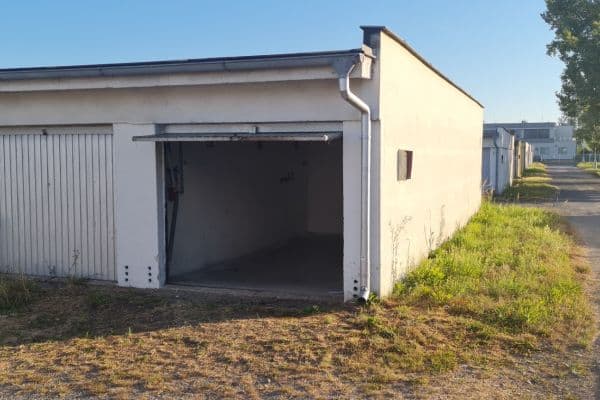 Pronájem garáže 18 m², Hradec Králové Pronájem garáže 18 m², Hradec Králové