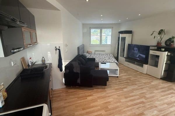 Pronájem bytu 1+kk 45 m², Pod Vrškem, Zlín, Zlínský kraj Pronájem bytu 1+kk 45 m², Pod Vrškem, Zlín, Zlínský kraj