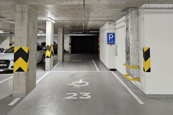 Pronájem garáže 25 m², Thámova, Hlavní město Praha Pronájem garáže 25 m², Thámova, Hlavní město Praha
