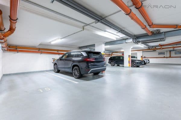 Pronájem garáže 14 m², Květnového vítězství, Praha Pronájem garáže 14 m², Květnového vítězství, Praha