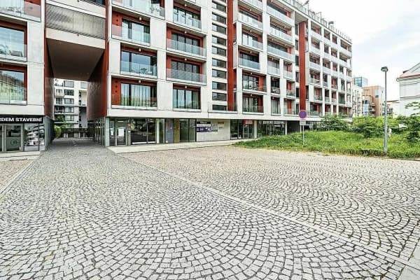 Pronájem garáže 15 m², Korunní, Hlavní město Praha Pronájem garáže 15 m², Korunní, Hlavní město Praha