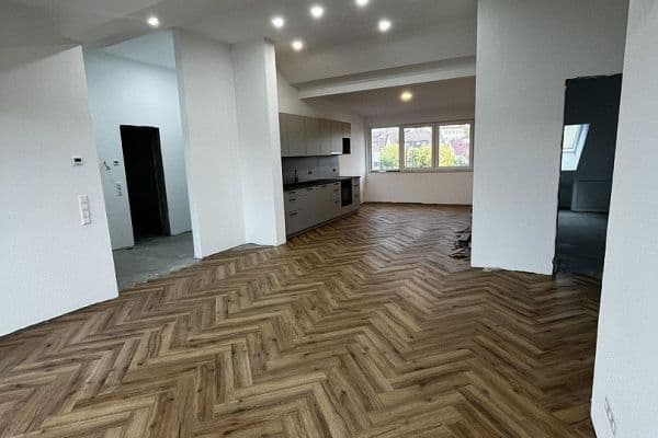 Pronájem bytu 3+1 100 m², Nürtingen Pronájem bytu 3+1 100 m², Nürtingen