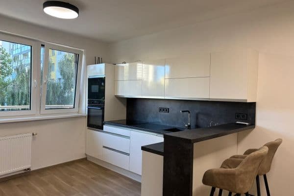 Pronájem bytu 1+kk 36 m², nábřeží Závodu míru, Pardubice Pronájem bytu 1+kk 36 m², nábřeží Závodu míru, Pardubice