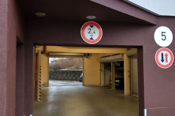 Pronájem garáže 16 m², Za černým mostem, Praha Pronájem garáže 16 m², Za černým mostem, Praha