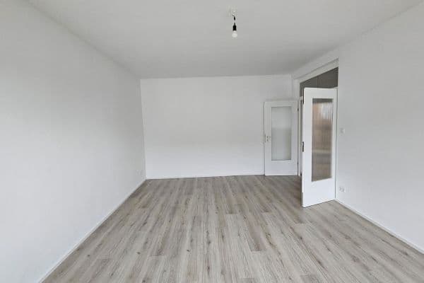 Pronájem bytu 2+1 67 m², Berliner Straße 64, Steinbach (Taunus) Pronájem bytu 2+1 67 m², Berliner Straße 64, Steinbach (Taunus)