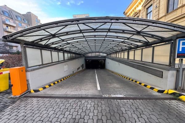 Pronájem garáže 13 m², U Zvonařky, Praha Pronájem garáže 13 m², U Zvonařky, Praha