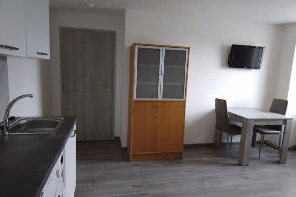 Pronájem bytu 1+kk 35 m², Nesměřická, Praha Pronájem bytu 1+kk 35 m², Nesměřická, Praha