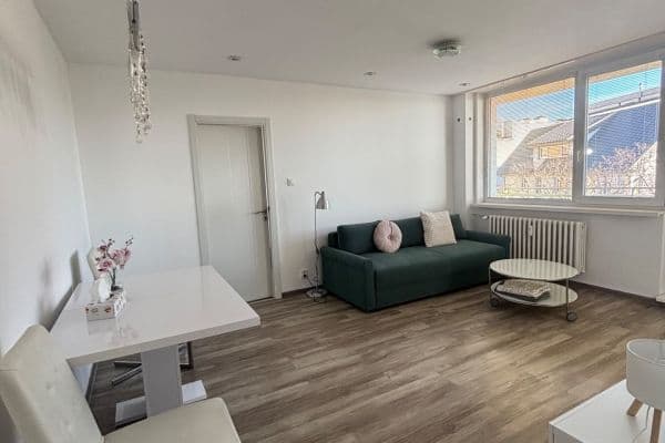 Pronájem bytu 3+1 63 m², Nové Mesto Pronájem bytu 3+1 63 m², Nové Mesto