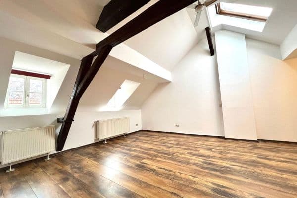 Pronájem bytu 4+1 120 m², Rathausstraße 1, Hochheim am Main Pronájem bytu 4+1 120 m², Rathausstraße 1, Hochheim am Main