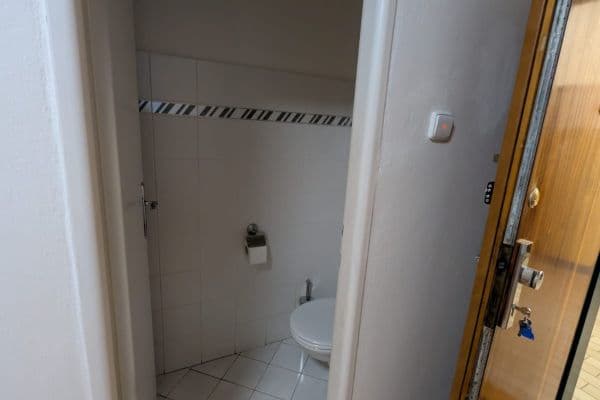 Pronájem bytu 3+1 100 m², K Červenému vrchu, Praha Pronájem bytu 3+1 100 m², K Červenému vrchu, Praha