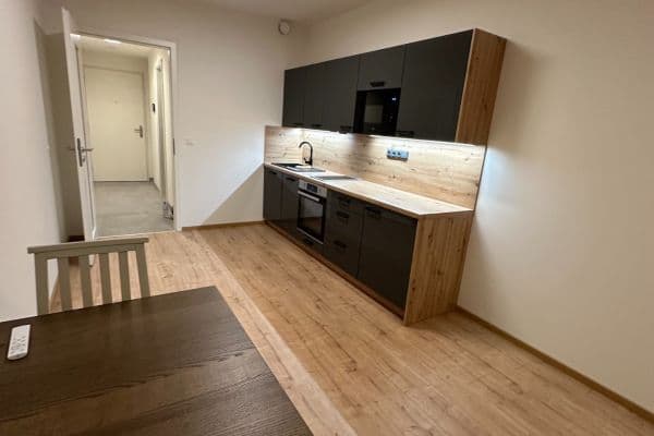 Pronájem bytu 1+kk 31 m², Českobrodská, Praha Pronájem bytu 1+kk 31 m², Českobrodská, Praha