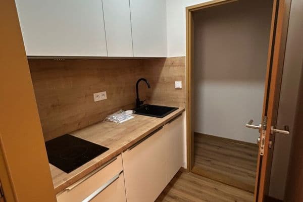 Pronájem bytu 1+kk 23 m², Seifertova, Praha Pronájem bytu 1+kk 23 m², Seifertova, Praha