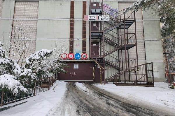 Pronájem garáže 17 m², Frýdlantská, Praha Pronájem garáže 17 m², Frýdlantská, Praha