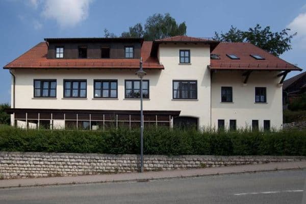 Prodej domu 510 m², pozemek 1.042 m², Neufahrner Straße 33, Rottenburg an der Laaber Prodej domu 510 m², pozemek 1.042 m², Neufahrner Straße 33, Rottenburg an der Laaber