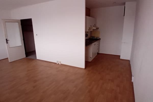 Pronájem nebytového prostoru 32 m², Jeseniova, Praha Pronájem nebytového prostoru 32 m², Jeseniova, Praha